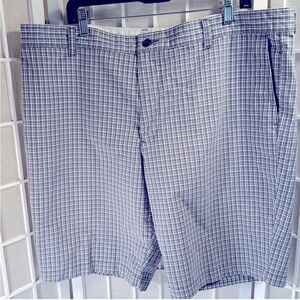 Dockers Men's Blue and White Shorts Size 42